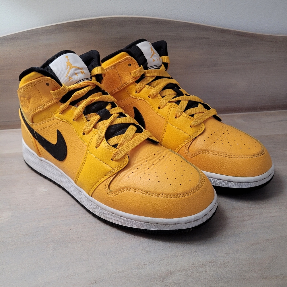 Nike Kid's Air Jordan 1 Mid GS "University Gold" Sneakers 7Y Black Yellow Iconic